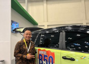 Direktur Utama PTPN IV PalmCo Jatmiko K Santosa disamping kendaraan yang telah berhasil melakukan road test lebih dari 170 ribu kilo dengan B50. PTPN IV PalmCo mendukung mandatory B35 yang diterapkan pemerintah melalui rencana pembangunan pabrik biodiesel dan mendorong produksi CPO nasional melalui peningkatan produktivitas sawit rakyat.