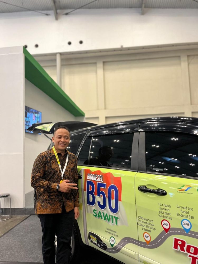 Direktur Utama PTPN IV PalmCo Jatmiko K Santosa disamping kendaraan yang telah berhasil melakukan road test lebih dari 170 ribu kilo dengan B50. PTPN IV PalmCo mendukung mandatory B35 yang diterapkan pemerintah melalui rencana pembangunan pabrik biodiesel dan mendorong produksi CPO nasional melalui peningkatan produktivitas sawit rakyat.